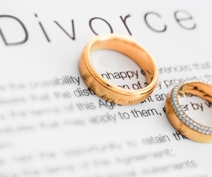 Two rings over a divorce contract